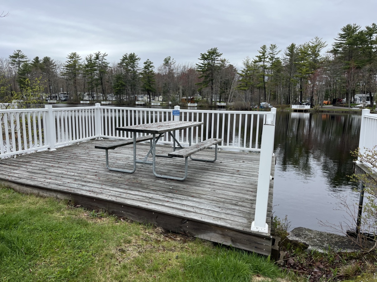 Sitzplatz am Campingplatz, natürlich Full Hookup (mit Strom, Wasser und Abwasser Anschluss)